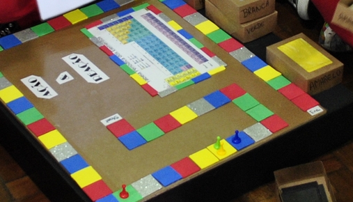 Universidade usa jogos de tabuleiro para ensinar química a detentos